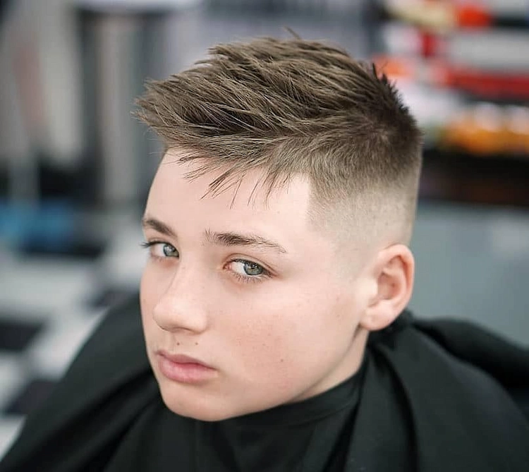 moderne stachelige haarschnitte mit undercut als beliebte frisuren für teenager jungs 2023 fürs neue schuljahr