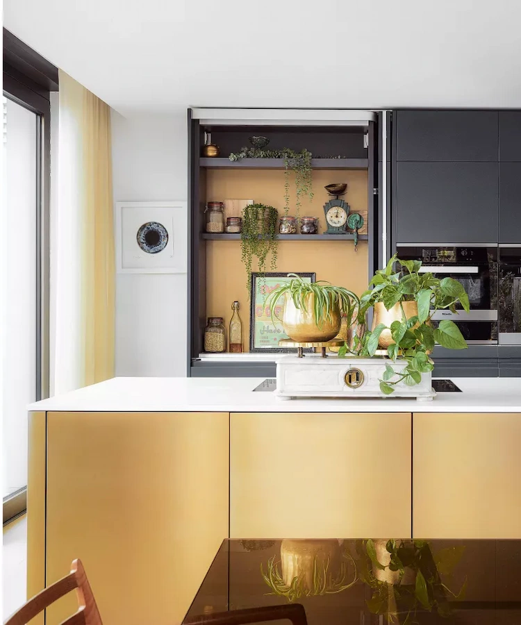 modernes design mit vintage elementen kombinieren und offene regale im küchenbereich dekorieren