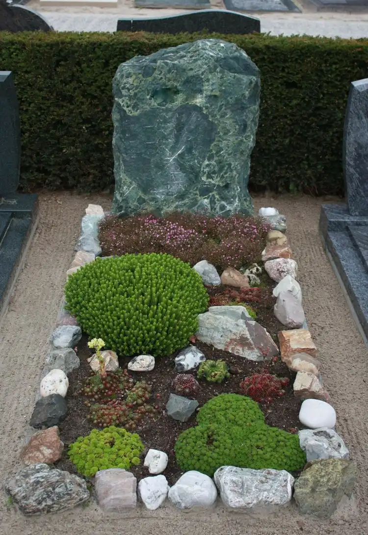 Natürliche Gräber mit Steinen dekorieren - Steingarten anmutende Idee mit Bodendeckern