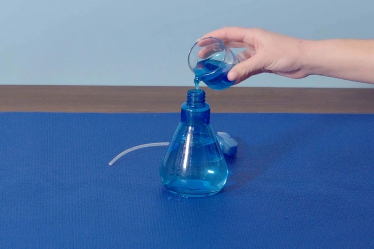 Obwohl es im Handel Yogamatten-Reiniger gibt, können Sie die Lösung ganz einfach selber machen