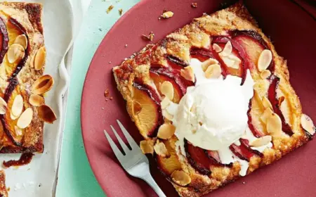 Pflaumenkuchen mit Blätterteig und Streuseln oder Mandeln, serviert mit Eis