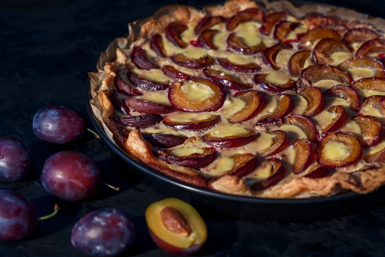 Pflaumenkuchen mit Blätterteig und Vanillepudding schnell und einfach backen