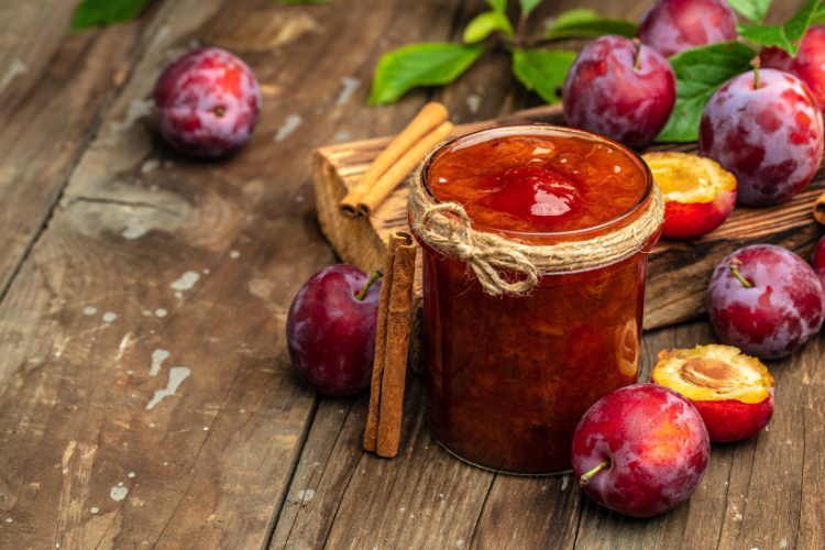 pflaumenmarmelade im glas, hergestellt im thermomix