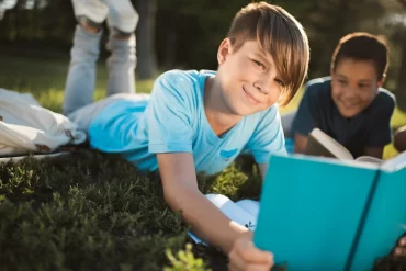 pünktlich zum schulanfang im herbst gängige frisuren für teenager jungs 2023 wählen