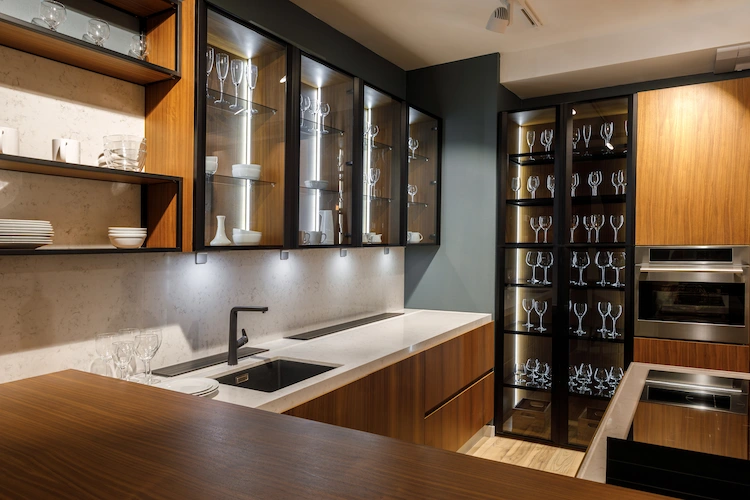 renovierte küche mit modernen küchenschränken mit glastüren
