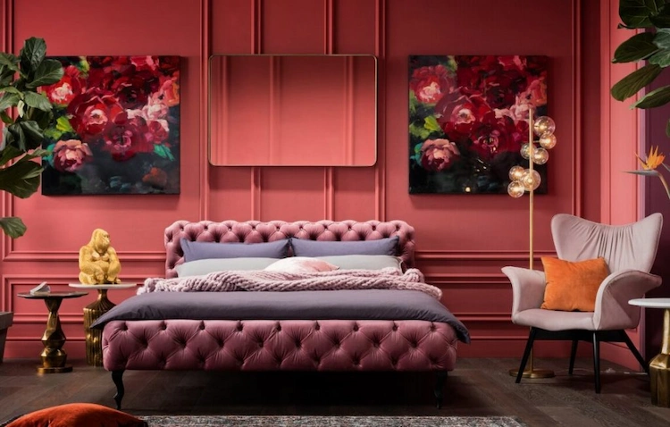 romantische atmosphäre im schlafzimmer mit roten farbnuancen und floraler wanddekoration schaffen