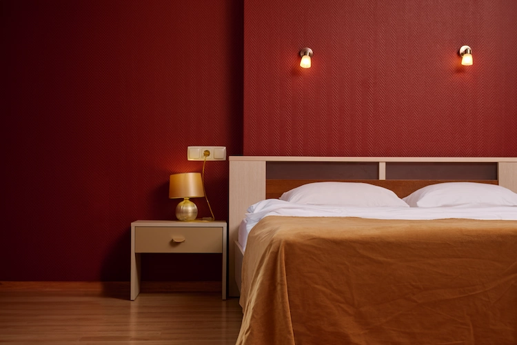 rot als trendfarbe für schlafzimmer kann eine gegenteilige wirkung zu ruhe im raum erzeugen