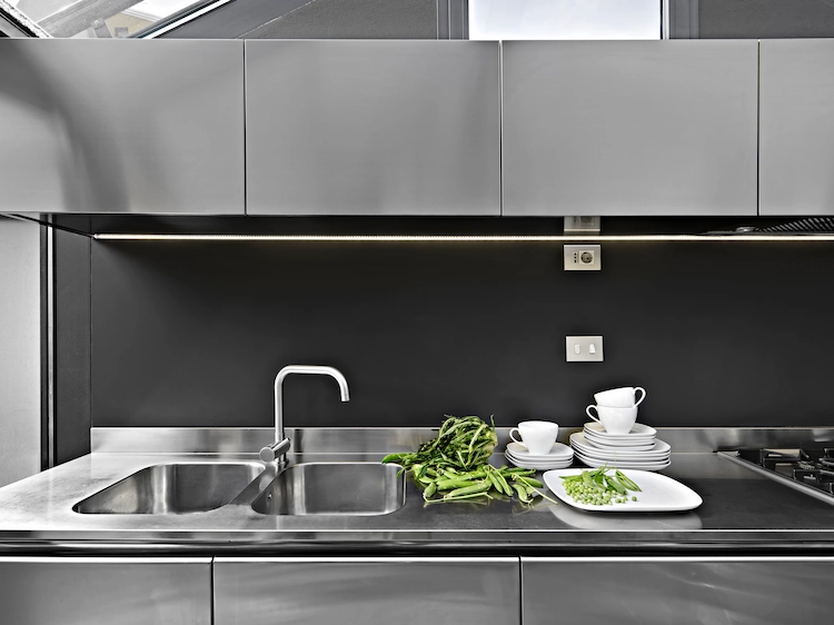 saubere arbeitsflächen wie küchenarbeitsplatten durch regelmäßíge küchenreinigung halten