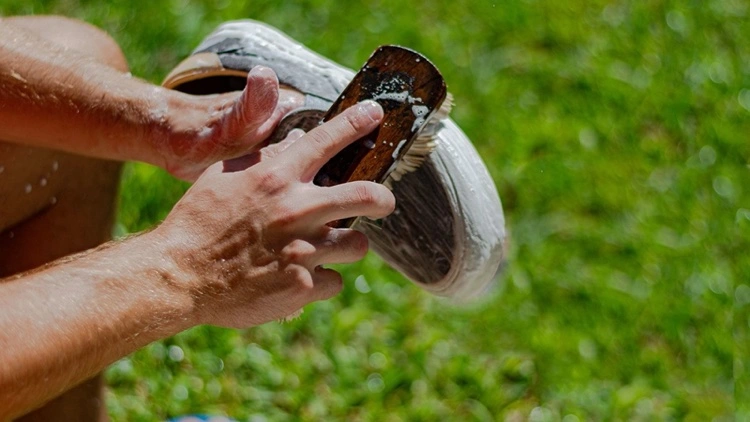 Schlamm und Grasflecken von weißen Gummisohlen entfernen