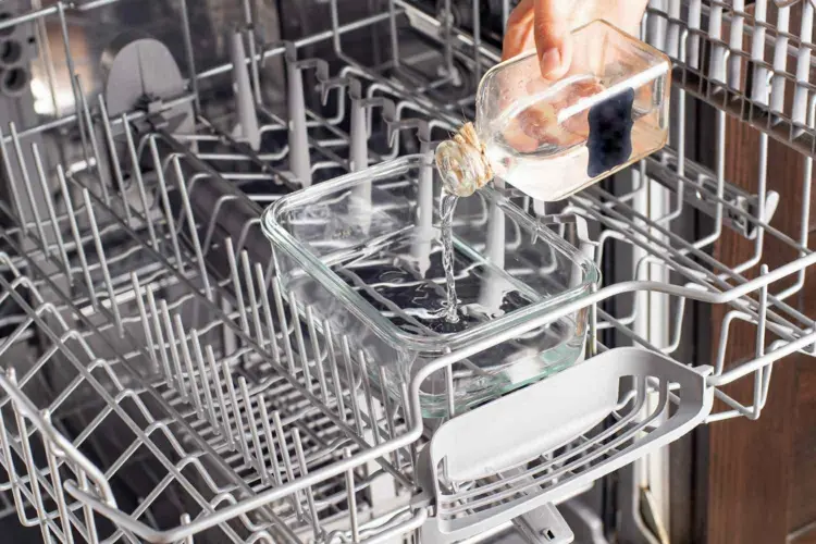 Spülmaschinenfeste Schüssel mit Essig füllen und intensiv Geschirrspüler reinigen