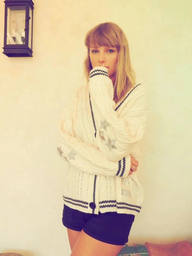 Taylor Swift brachte die Strickjacke bei einer jüngeren Generation zurück in die Modeszene