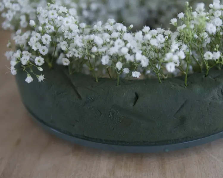 Tischkranz selber machen mit Steckschaum und frischen Blumen