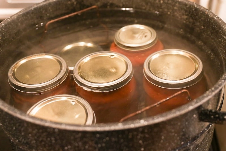 Tomatensoße einkochen in einem Topf