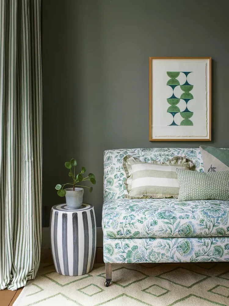 trendfarbe salbeigrün als naturnahe nuance im schlafraum oder im wohnzimmer integriert