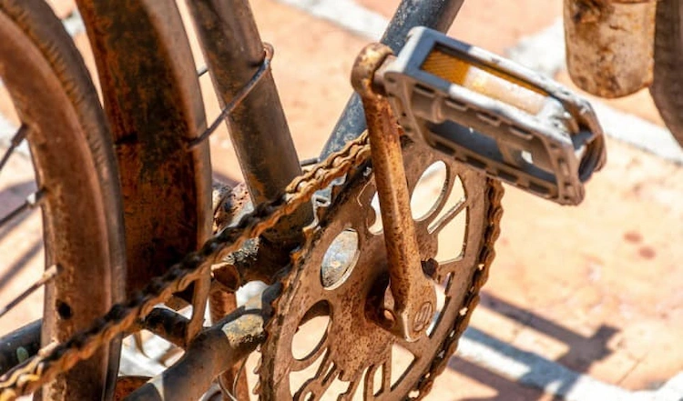 verrostete fahrradkette oder fahrradpedale mit alternativen mitteln behandeln und altes fahrrad entrosten
