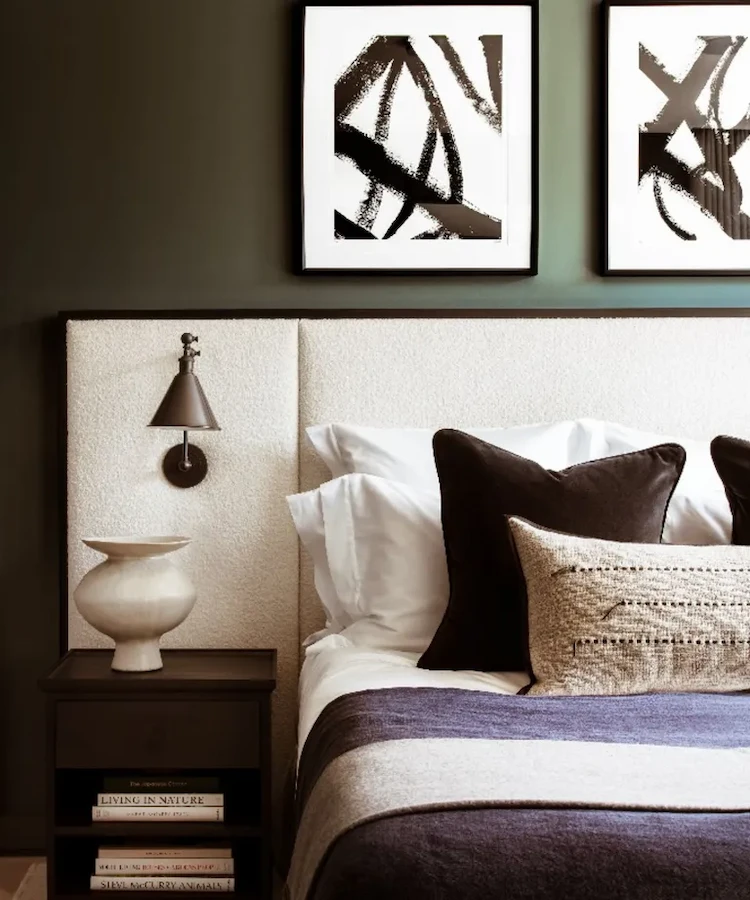 waldgrün oder moosgrün als wandfarben für schlafzimmer mit kontrastierender wanddeko kombinieren