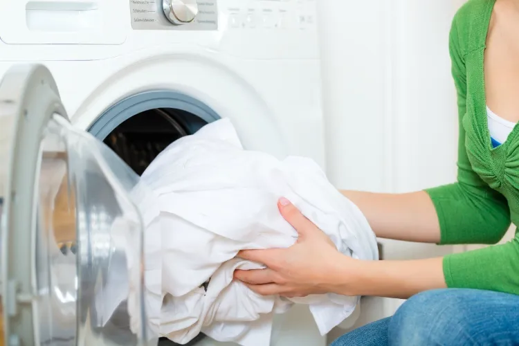 Weiße Wäsche richtig waschen Hausmittel gegen gelbe Flecken auf T-Shirt