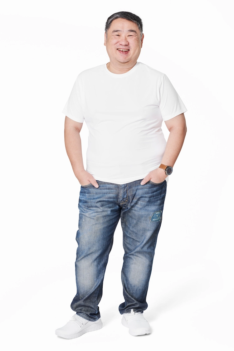 weißes t shirt mit jeans als klassische kombination auch bei der mode für dicke männer vorhanden