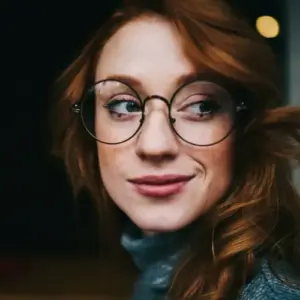 Welche Brille passt zu mir - Eckiges Gesicht mit runden Gläsern ausgleichen