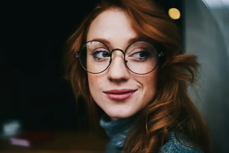 Welche Brille passt zu mir - Eckiges Gesicht mit runden Gläsern ausgleichen
