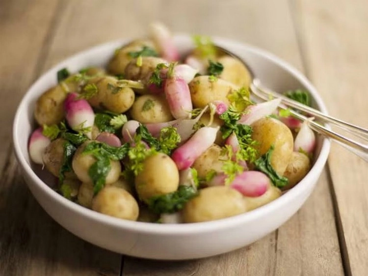 Wenn Sie Kartoffelgericht länger als zwei Stunden bei Raumtemperatur aufbewahren, können sich darin Bakterien entwickeln