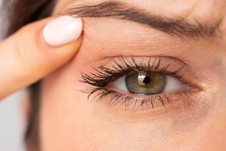 Wie Augenbrauen mit Lifting-Effekt schminken