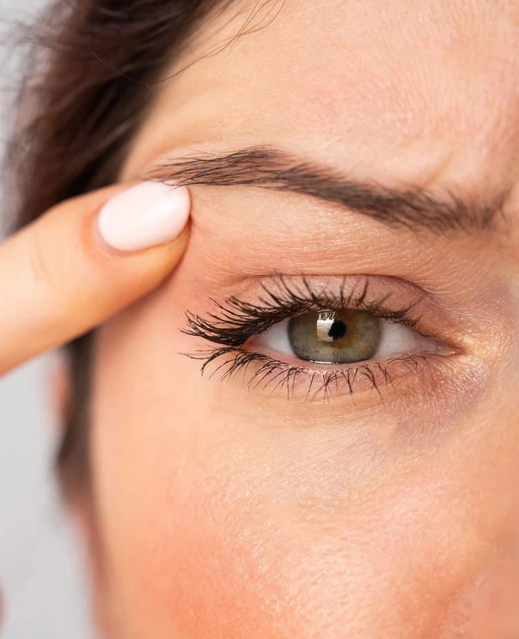 Wie Augenbrauen mit Lifting-Effekt schminken