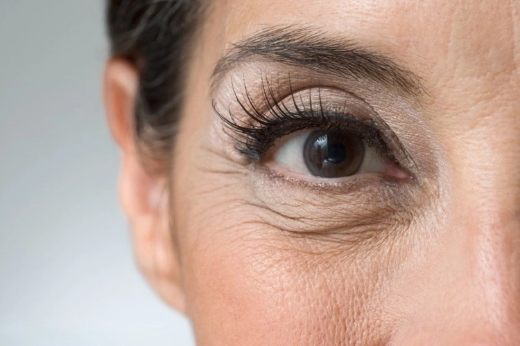 Wie kann man Augen jünger schminken ab 50