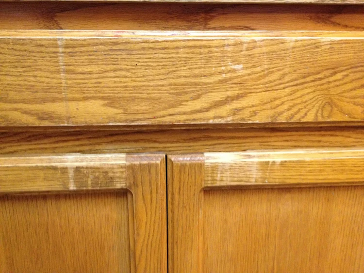 Wie kann man Wasserflecken von Küchenfronten aus Holz entfernen?