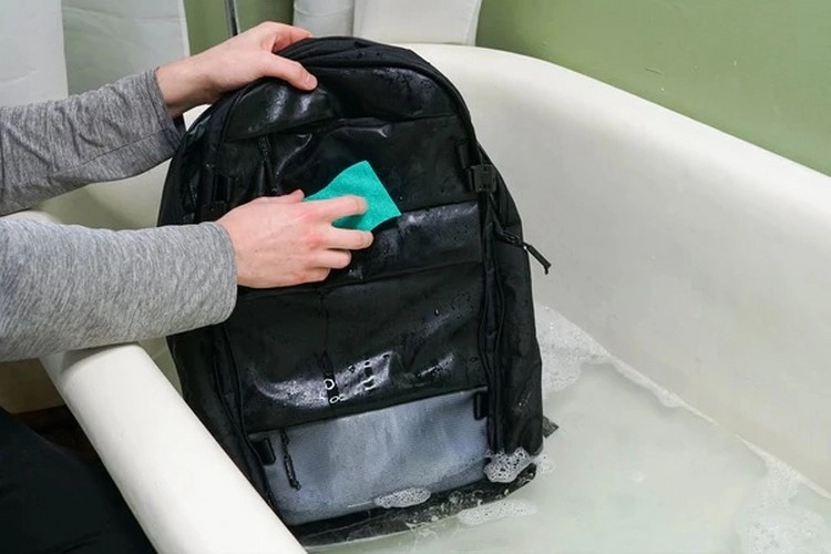 Wie können Sie einen Rucksack von Hand waschen, um ihn vor Keimen und Gerüchen zu schützen