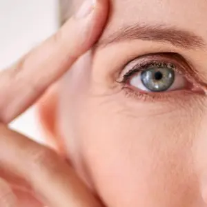 Wie man ab 40 müde Augen schminken soll