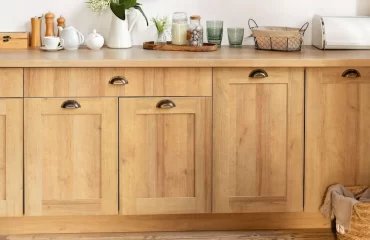 Wie man Küchenfronten aus Holz reinigen kann