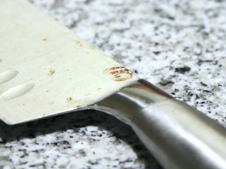 Wie Rostflecken von Messer entfernen nach Spülmaschine