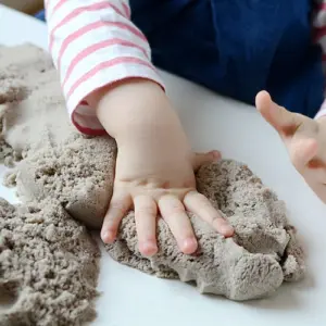 wie sie kinetischen sand selber machen, zeigen wir