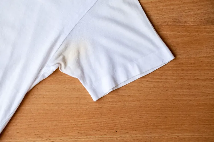 Wodka gegen vergilbte Wäsche gelbe Flecken auf T-Shirt entfernen