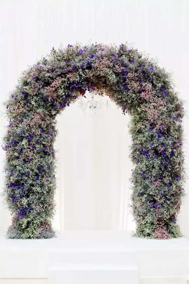 Zeremonie-Blumenbögen mit Lavendel