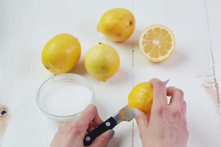 Zitrone als Hausmittel gegen Rostflecken auf Besteck