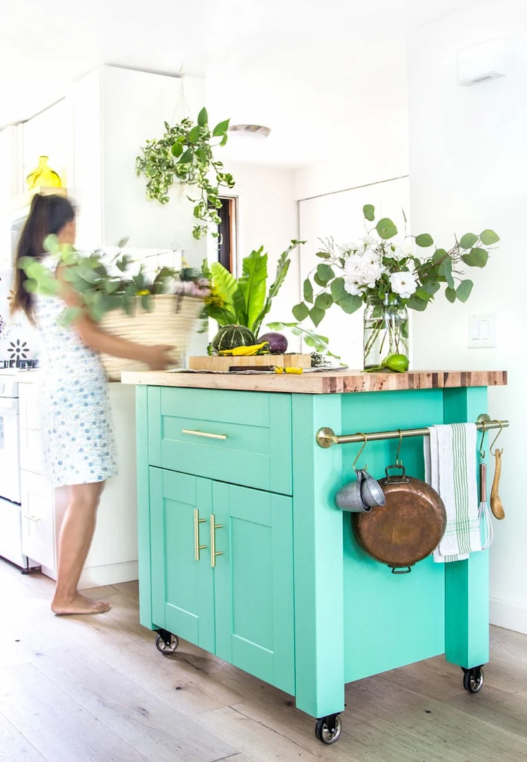aus herkömmlichem unterschrank mobile kücheninsel in auffälliger grüner farbe mit diy ikea hacks machen