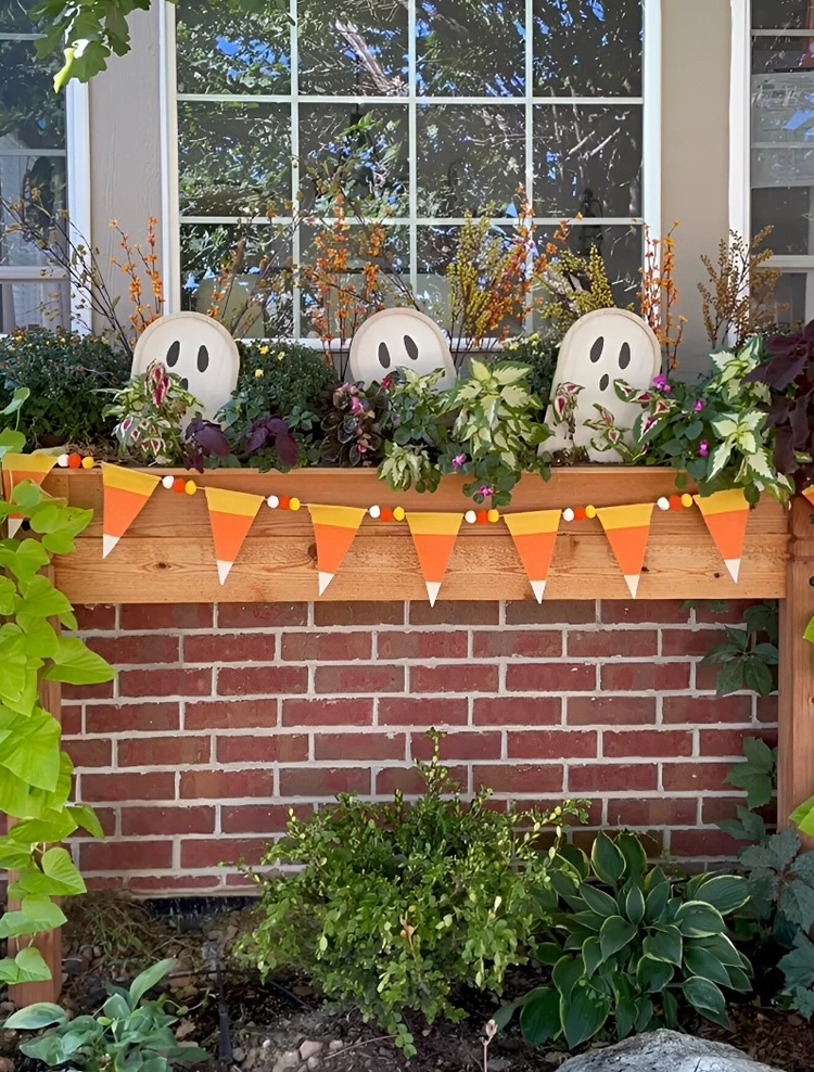 Balkonkasten für Halloween mit Gespenstern und Girlande