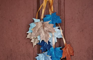 Bastelideen für den Herbst für Erwachsene - Schöne Türdeko mit Ahornblättern in blauem Metallic