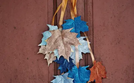 Bastelideen für den Herbst für Erwachsene - Schöne Türdeko mit Ahornblättern in blauem Metallic