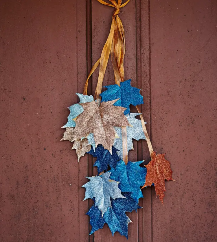 Bastelideen für den Herbst für Erwachsene - Schöne Türdeko mit Ahornblättern in blauem Metallic