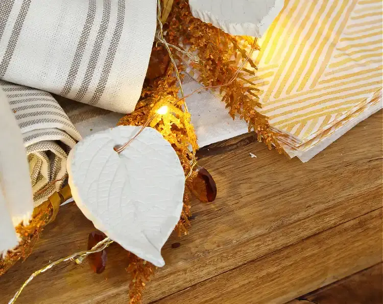 Beleuchtung für den Herbst mit LED-Lichterkette und weißen Blättern