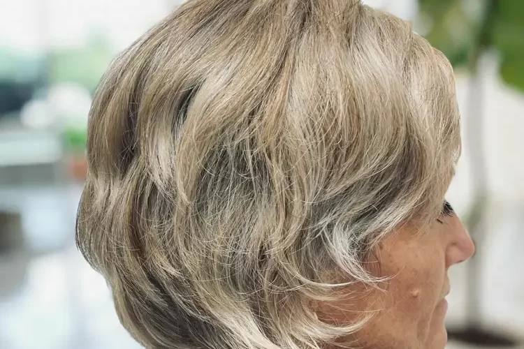 Bixie Cut ab 60 mit welligen Haaren und dezenten Fransen