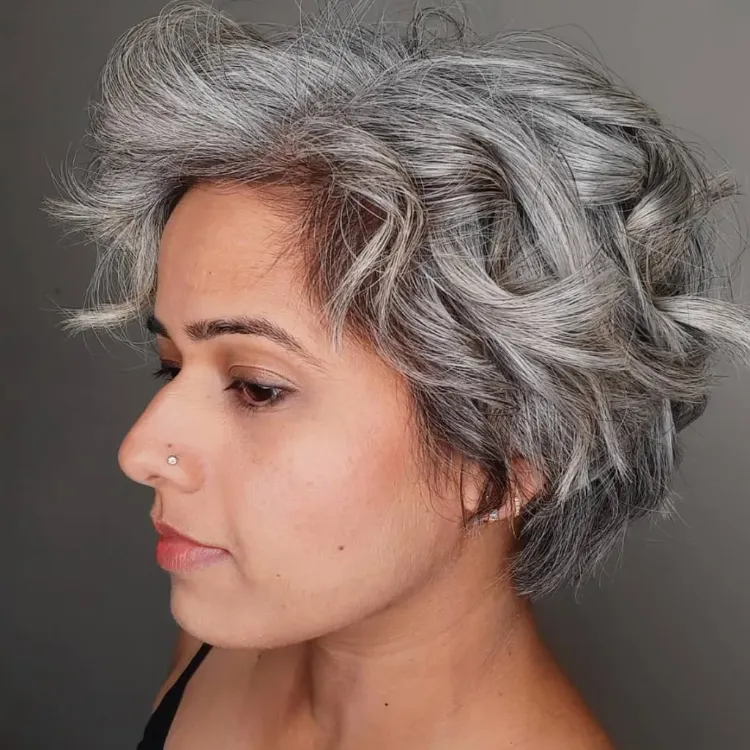 bixie cut für ältere frauen moderne kurzhaafrisuren für graues haar