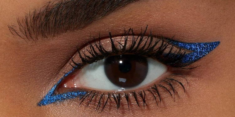 Blauer Eyeliner für Frauen mit braunen Augen