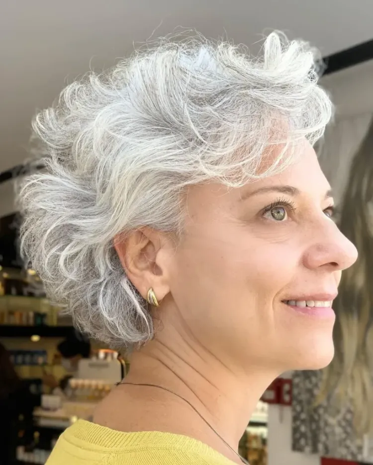 bob mit locken für frauen ab 50 kurzhaarfrisuren für graues haar