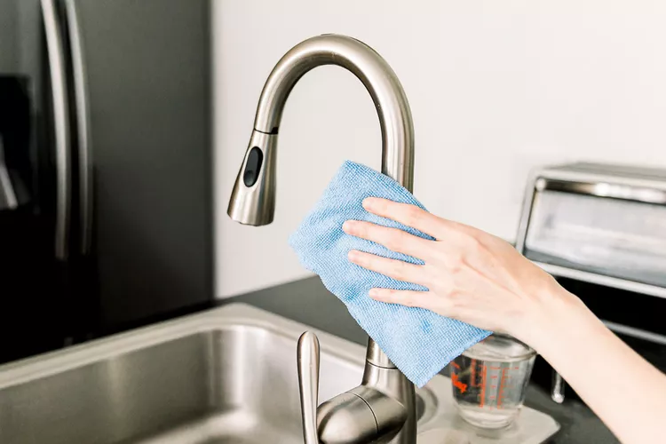 chromierte oder aus Edelstahl bestehende Küchenarmaturen oder Küchengeräte sowi Spülbecken sauber machen