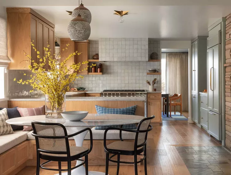 den natürlichen look einer wohnküche mit schön arrangiertem blumenstrauß in herbstfarben beibehalten