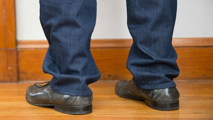 die passenden schuhe wählen und bei kleiner körpergröße als mann nicht zu weite hosenbeine tragen